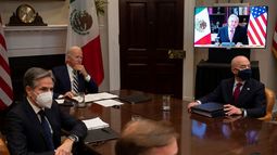 El presidente de Estados Unidos Joe Biden y el presidente de México Andrés Manuel López Obrador sostienen una reunión virtual el 1 de marzo de 2021.