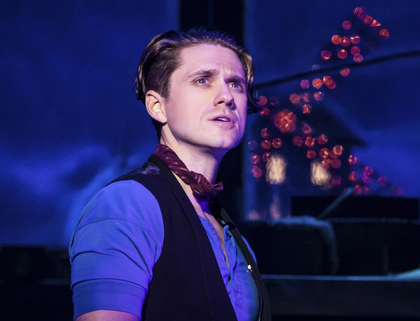 En esta imagen difundida por Boneau/Bryan-Brown, Aaron Tveit en Moulin Rouge! The Musical, la producción ganó Mejor dirección de un musical en los premios Tony 2021.