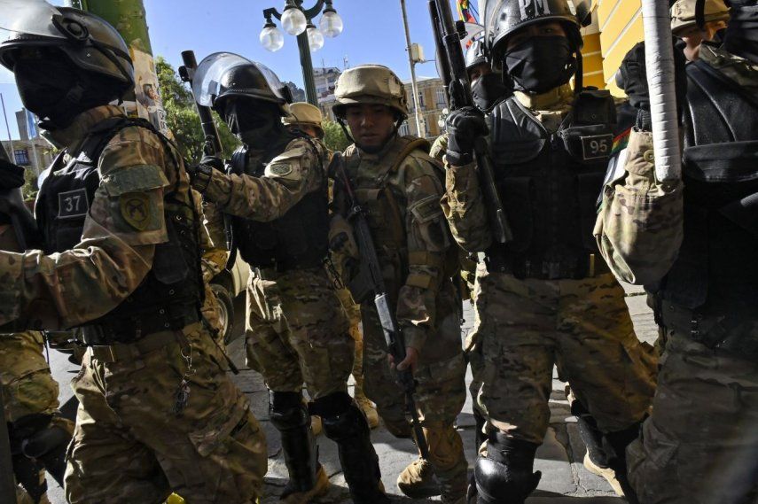 Tropas militares desplegadas en la Plaza de Armas de La Paz el 26 de junio de 2024.&nbsp;