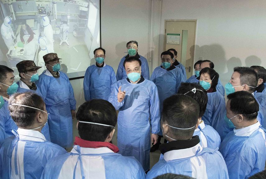 El primer ministro chino Li Keqiang (al centro) habla con médicos en el hospital Jinyintan en Wuhan, China. 