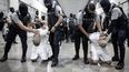 Esta fotografía muestra la llegada de presuntos miembros de la organización criminal venezolana Tren de Aragua al Centro de Reclusión del Terrorismo (CECOT) en la ciudad de Tecoluca, El Salvador, desde EEUU , el 16 de marzo 2025 