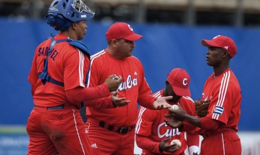 Róger Machado (centro) ha dirigido a la selección cubana de los Panamericanos de Toronto en 2015. (ARCHIVO)