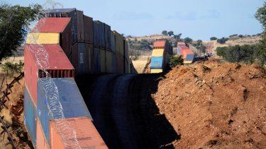 Una hilera de contenedores de transporte apilados en la frontera entre Estados Unidos y México en la lejana sección de San Rafael Valley, Arizona, el jueves 8 de diciembre de 2022.&nbsp;