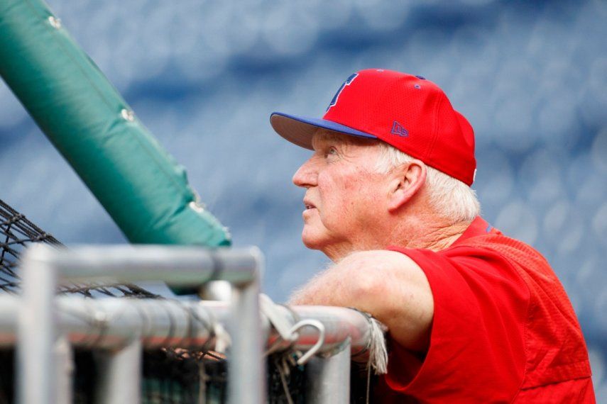 Charlie Manuel, de los Filis de Filadelfia, previo a un juego contra los Cachorros de Chicago, el 14 de agosto de 2019, en Filadelfia.