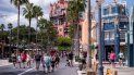 La Torre del Terror de la Dimensión Desconocida, al fondo, en los Estudios Hollywood del parque Walt Disney World Resort, en Lake Buena Vista, Florida. 
