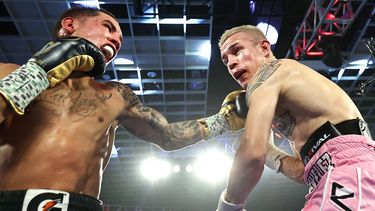 Oscar Valdez (izq.) y Jayson Velez intercambiaron golpes toda la noche, el martes 21 de julio en Las Vegas.&nbsp;
