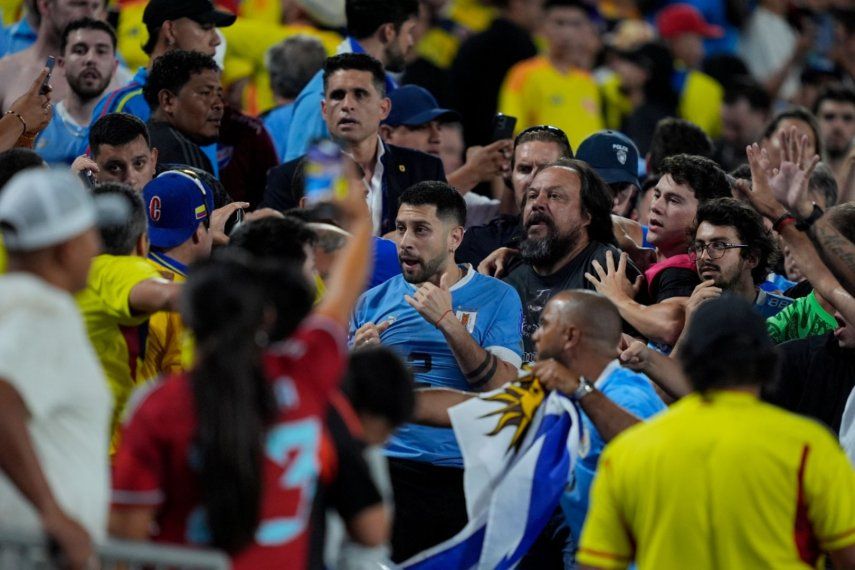 Los jugadores de Uruguay increpan a aficionados al término de la semifinal contra Colombia en la Copa América, el miércoles 10 de julio de 2024, en Charlotte.&nbsp;