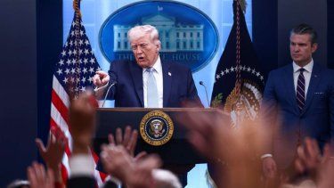 El presidente Donald Trump responde preguntas de los medios de comunicación durante una conferencia sobre Irán desde la Casa Blanca en Washington, DC, 06 de abril de 2026.