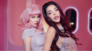 Belinda y Kenia Os en el videoclip de Jackpot.