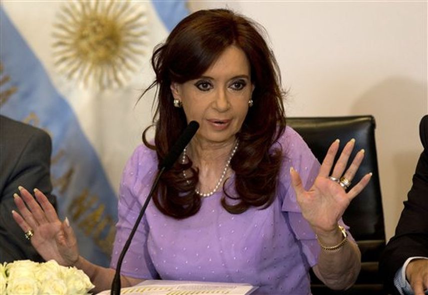 La presidenta argentina Cristina Fernández habla durante el anuncio de nuevos proyectos en el palacio de gobierno en Buenos Aires, Argentina. (AP)