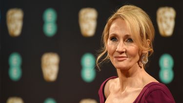 En esta foto de archivo tomada el 12 de febrero de 2017, la autora británica J.K. Rowling posa al llegar a los BAFTA British Academy Film Awards en el Royal Albert Hall de Londres el 12 de febrero de 2017.&nbsp;