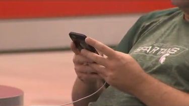 Recargar un teléfono inteligente en un punto de carga público podría poner en riesto su dispositivo.