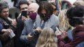 El actor Johnny Depp, en el centro, está rodeado de fanáticos cuando llega al Tribunal Superior de Londres, el jueves 16 de julio de 2020. El veredicto del caso se conocerá el lunes, dos de noviembre. El actor Johnny Depp, en el centro, está rodeado de fanáticos cuando llega al Tribunal Superior de Londres, el jueves 16 de julio de 2020. El veredicto del caso se conocerá el lunes, dos de noviembre.