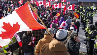 La protesta de personas que se oponen a las restricciones implementadas por la pandemia, en Windsor, Ontario, Canadá, el 12 de febrero del 2022.&nbsp;