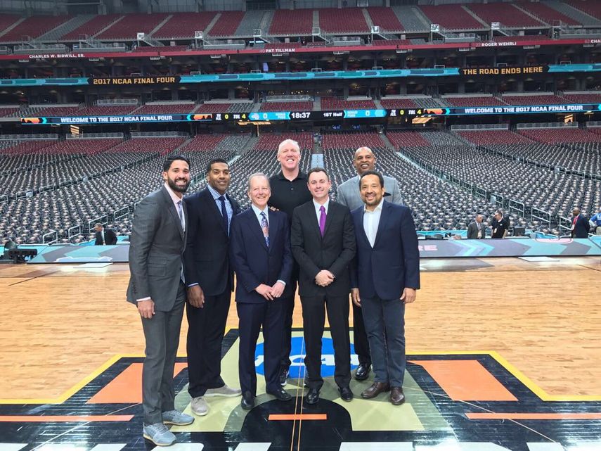 Vásquez posando junto a sus compañeros de transmisión en la cadena Westwood One Sport.