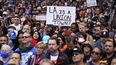 Una multitud escucha a un orador durante un mitin sindical el viernes 26 de mayo de 2023 cerca del Crypto.com Arena en Los Ángeles. Los actores representados por el sindicato SAG-AFTRA de Hollywood votaron a favor de autorizar una huelga si no acordaban un nuevo contrato con los grandes estudios, firmas de streaming y productoras.&nbsp;