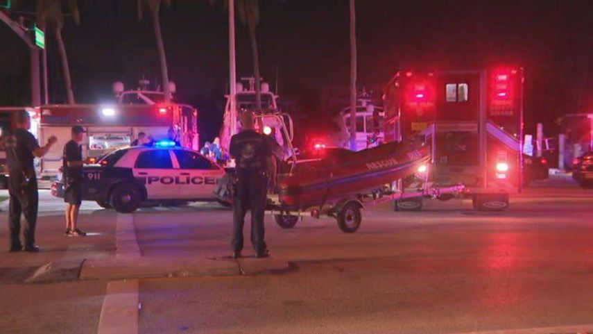En el rescate participaron embarcaciones de los bomberos de Miami Beach y un equipo de buzos de los bomberos de Miami.