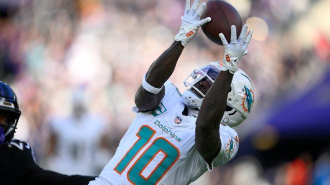 Tyreek Hill (10), wide receiver de los Dolphins de Miami, atrapa un pase para conseguir un primero y diez en contra de los Ravens de Baltimore, durante la primera mitad del juego de la NFL en Baltimore, el domingo 31 de diciembre de 2023.