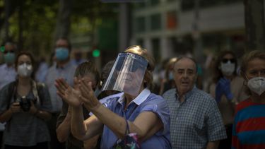 Gente aplaude a los participantes de una marcha de protesta organizada por el partido Vox contra la pol&iacute;tica del gobierno espa&ntilde;ol para la pandemia de coronavirus, en Barcelona, Espa&ntilde;a, s&aacute;bado 23 de mayo de 2020.&nbsp;