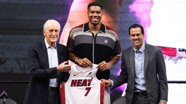 El presidente del Heat de Miami, Pat Riley (izq.), y el entrenador Erik Spoelstra (der.) posan para una foto con Giannis Antetokounmpo.