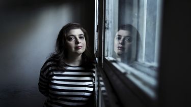 La escritora argentina Mariana Enríquez en una foto tomada en Buenos Aires el 22 de abril de 2016. Enríquez fue nominada al Premio Booker Internacional de ficción 2021 por la traducción al inglés de su libro Los peligros de fumar en la cama: The Dangers Of Smoking In Bed.&nbsp;