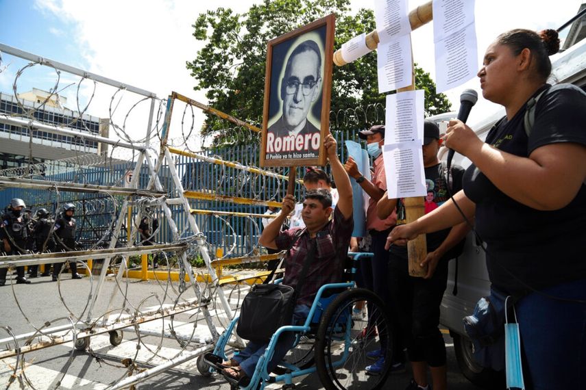 Familiares reclamaron la liberación de los encarcelados desde el decreto del gobierno que promulgó el estado de excepción, durante una protesta frente a la Asamblea Legislativa en San Salvador, El Salvador.