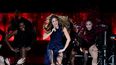 En esta foto de archivo tomada el 24 de noviembre de 2019, la cantante colombiana Shakira se presenta antes del último partido de tenis individual entre Canadá y España en las Finales de la Copa Davis Madrid 2019 en Madrid. &nbsp;