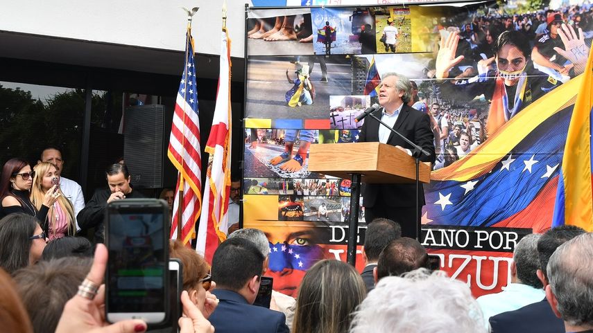 El secretario general de la OEA, Luis Almagro, habla a la comunidad venezolana en la ciudad floridana de Doral.&nbsp;
