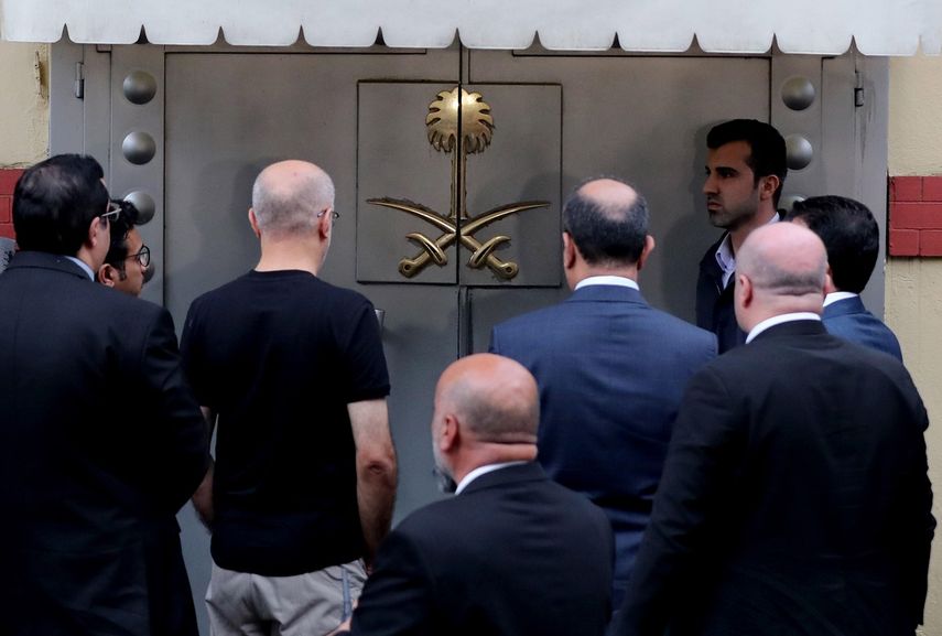 Varios oficiales turcos y saudíes llegan al consulado de Arabia Saudita en Estambul, Turquía, el 15 de octubre del 2018.