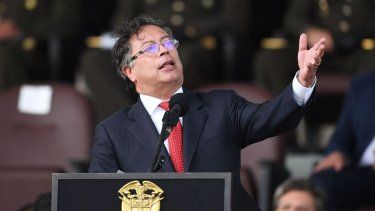 El presidente de Colombia, Gustavo Petro, pronuncia un discurso durante una ceremonia para nombrar al general Henry Sanabria como director de policía en la Escuela de Policía General Santander en Bogotá.