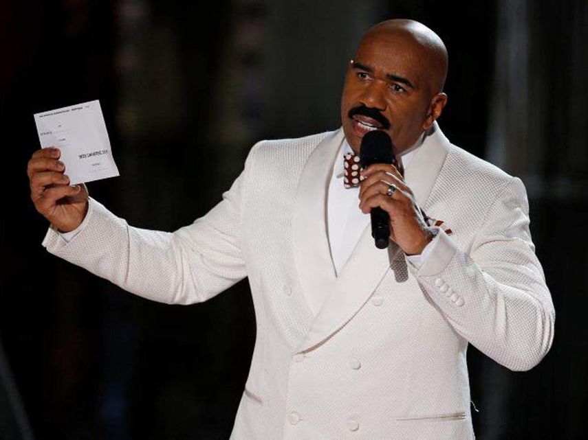 Instante en que Steve Harvey justifica el incidente que generó la coronación errónea (FOTO TOMADA DE INTERNET)