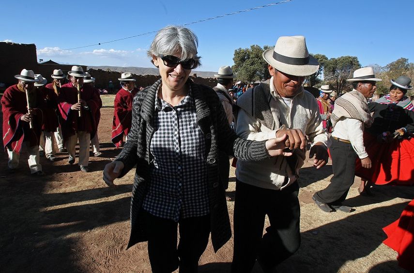La directora de la Unesco, Irina Bokova (c), baila una danza autóctona durante una visita a la comunidad indígena Callamarka (Bolivia). Por esta comunidad pasa uno de los tramos del Qhapaq Ñan Camino del Inca, el sistema vial andino que fue postulado