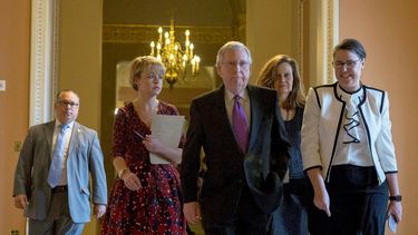 El líder de la mayoría republicana en el Senado de EEUU, Mitch McConnell (c), llega al Capitolio en Washington DC, Estados Unidos. 