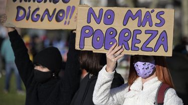 Miembros de organizaciones sociales y grupos de izquierda marchan hacia la Plaza de Mayo para exigir al gobierno acciones urgentes contra una inflación galopante, en Buenos Aires el 12 de mayo de 2022.