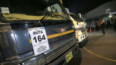 Un camión distribuye material electoral para el referémdun de este domingo en Perú.