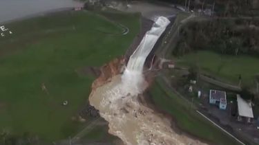Captura de video que muestra un fallo en la represa Guajataca, en Puerto Rico, que pone en riesgo a unas 70.000 personas en los poblados de Isabela y Quebradillas.