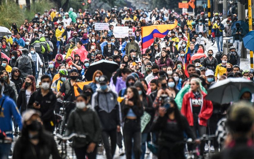 Los manifestantes participan en una protesta contra una reforma tributaria propuesta por el gobierno del presidente colombiano Iván Duque en Bogotá, el 4 de mayo de 2021. La comunidad internacional condenó el martes lo que la ONU describió como un uso excesivo de la fuerza por parte de los agentes de seguridad en Colombia después de Los datos oficiales mostraron que 19 personas murieron y 846 resultaron heridas durante los días de protestas contra el gobierno.