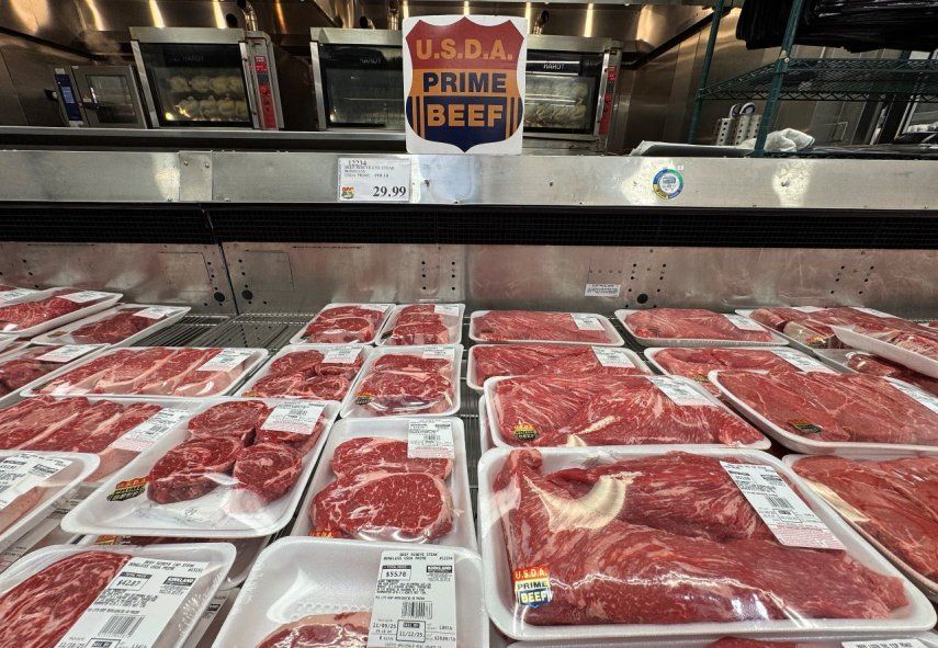 Carne de res de primera calidad del USDA se exhibe en una tienda Costco el 11 de noviembre de 2025 en Novato, California.
