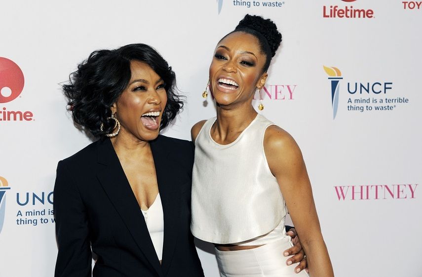 Angela Bassett, directora de la película de Lifetime Whitney posa junto a la actriz Yaya DaCosta durante el estreno de la cinta en Beverly Hills. (AP). 