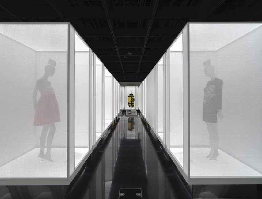 En esta imagen proporcionada por el Museo Metropolitano de Arte modelos bajo el título de Maravilla, Calidez y Alegría, de izquierda a derecha, en la exposición de moda In America: A Lexicon of Fashion en el Museo Metropolitano de Arte en Nueva York.