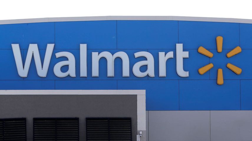 En esta foto del 3 de septiembre del 2019, el logo de Walmart se ve en la fachada de una tienda de la compañía en Walpole, Massachusetts. Walmart dijo que retiró las armas de fuego y las municiones de estantes en sus tiendas en Estados Unidos, debido a la “intranquilidad civil” en algunas áreas.&nbsp;