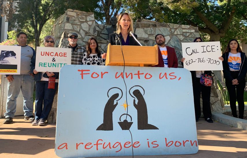 La representante Kelly Butler habla ante la prensa en Phoenix sobre el caso de una guatemalteca de 23 a&ntilde;os que solicit&oacute; asilo y fue separada de su sobrina de 6 a&ntilde;os. El letrero dice: Nos ha nacido un refugiado.&nbsp;