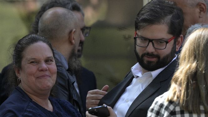 En esta foto de archivo tomada el 5 de abril de 2022, el presidente de Chile, Gabriel Boric (d) y su ministra de Defensa, Maya Fernández Allende (izq.), visitan la antigua Escuela de Mecánica del Ejército (ESMA) que fue utilizada como centro de tortura durante la última dictadura cívico-militar en Argentina (1976-1983), en Buenos Aires.