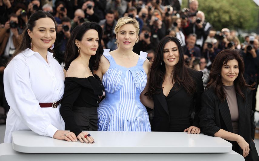 Miembros del jurado del 77º Festival de Cannes: la actriz estadounidense Lily Gladstone, la actriz francesa Eva Green, la directora estadounidense y presidenta del jurado Greta Gerwig, la directora libanesa Nadine Labaki y la escritora y fotógrafa turca Ebru Ceylan posa durante una sesión fotográfica del jurado en Cannes, sur de Francia, el 14 de mayo de 2024.