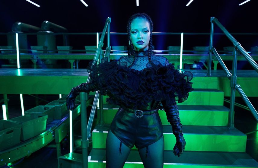 En esta imagen proporcionada por Savage X Fenty la cantante y dise&ntilde;adora Rihanna en el set del desfile Savage X Fenty Vol. 2 presentado por Amazon Prime Video en Los Angeles. El desfile con invitados como Lizzo, Rosal&iacute;a y Bad Bunny se estrena el viernes en Amazon Prime Video.&nbsp;