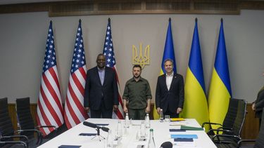 El secretario de Estado Antony Blinken escucha mientras el secretario de Defensa Lloyd Austin habla con los reporteros después de regresar de su viaje a Kiev, Ucrania, y reunirse con el presidente ucraniano Volodymyr Zelensky, el 25 de abril de 2022, en Polonia, cerca de la frontera con Ucrania.