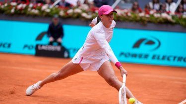Iga Swiatek devuelve ante Madison Keys en las semifinales del Abierto de Madrid, el jueves 2 de mayo de 2024. 