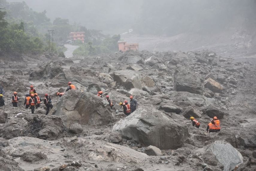 Labores de rescate tras la riada en Nepal. Las condiciones son adversas. El terreno es lodo y la neblina impede la visualización.&nbsp; &nbsp; &nbsp;