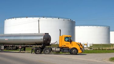 Un camión traslada crudo a depósitos de petróleo en Texas.