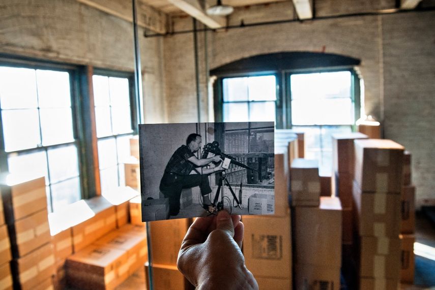En esta foto de archivo tomada el 8 de noviembre de 2013, una foto histórica de la policía federal de 1964 del posterior asesinato de JFK muestra al agente del FBI Robert Frazier recreando el asesinato de JFK cerca de su ubicación original en el edificio Texas School Book Depository en Dallas, Texas.&nbsp; &nbsp; &nbsp;